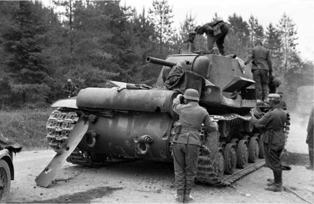 Иллюстрация к книге — Советский тяжелый танк КВ-1. Первые танки Победы [i_046.jpg]