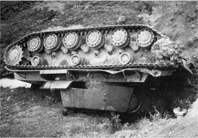 Иллюстрация к книге — Советский тяжелый танк КВ-1. Первые танки Победы [i_047.jpg]