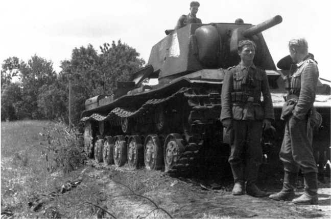 Иллюстрация к книге — Советский тяжелый танк КВ-1. Первые танки Победы [i_059.jpg]