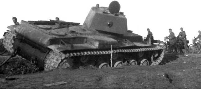 Иллюстрация к книге — Советский тяжелый танк КВ-1. Первые танки Победы [i_066.jpg]