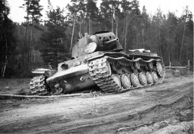 Иллюстрация к книге — Советский тяжелый танк КВ-1. Первые танки Победы [i_067.jpg]
