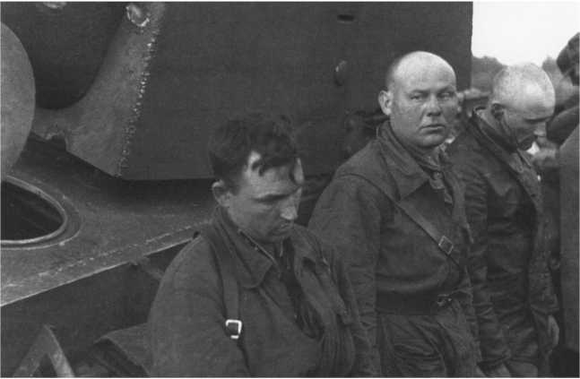 Иллюстрация к книге — Советский тяжелый танк КВ-1. Первые танки Победы [i_068.jpg]