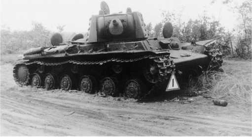 Иллюстрация к книге — Советский тяжелый танк КВ-1. Первые танки Победы [i_073.jpg]