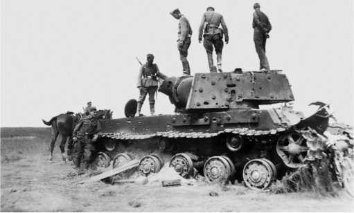 Иллюстрация к книге — Советский тяжелый танк КВ-1. Первые танки Победы [i_077.jpg]