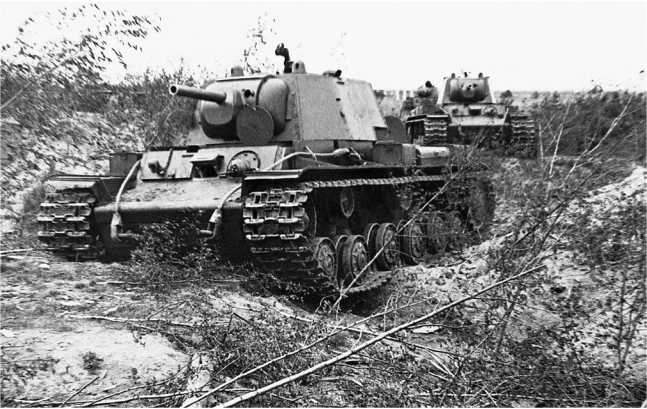 Иллюстрация к книге — Советский тяжелый танк КВ-1. Первые танки Победы [i_083.jpg]