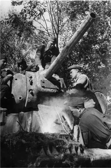 Иллюстрация к книге — Советский тяжелый танк КВ-1. Первые танки Победы [i_087.jpg]