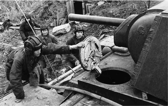 Иллюстрация к книге — Советский тяжелый танк КВ-1. Первые танки Победы [i_090.jpg]