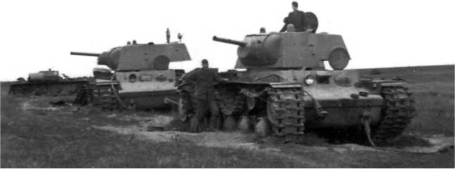 Иллюстрация к книге — Советский тяжелый танк КВ-1. Первые танки Победы [i_097.jpg]