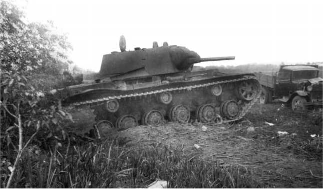 Иллюстрация к книге — Советский тяжелый танк КВ-1. Первые танки Победы [i_098.jpg]