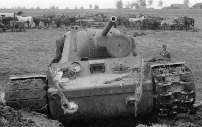 Иллюстрация к книге — Советский тяжелый танк КВ-1. Первые танки Победы [i_105.jpg]
