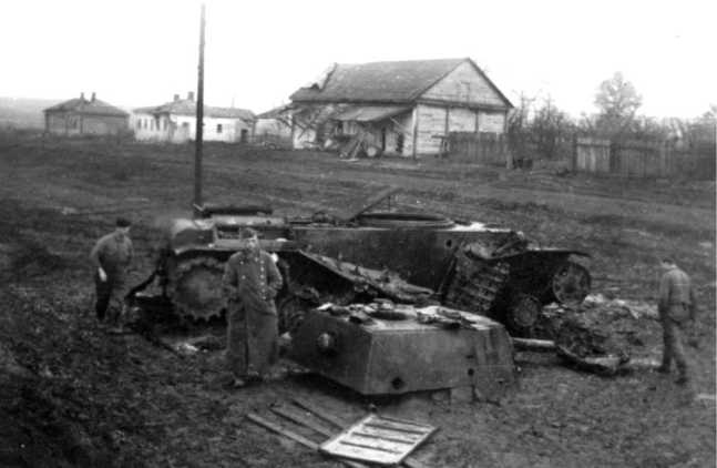 Иллюстрация к книге — Советский тяжелый танк КВ-1. Первые танки Победы [i_107.jpg]
