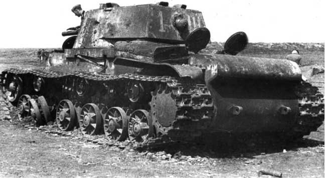 Иллюстрация к книге — Советский тяжелый танк КВ-1. Первые танки Победы [i_124.jpg]