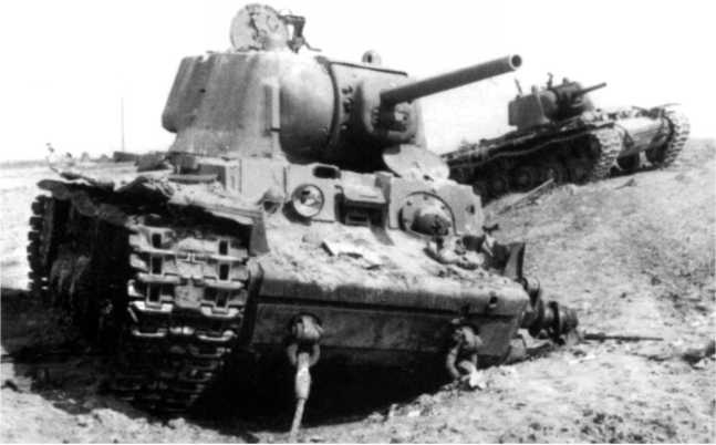 Иллюстрация к книге — Советский тяжелый танк КВ-1. Первые танки Победы [i_126.jpg]