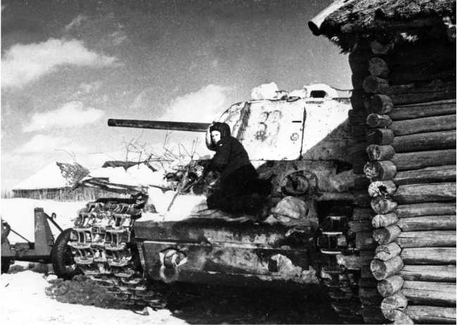 Иллюстрация к книге — Советский тяжелый танк КВ-1. Первые танки Победы [i_130.jpg]