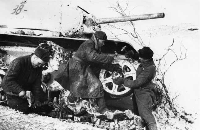 Иллюстрация к книге — Советский тяжелый танк КВ-1. Первые танки Победы [i_132.jpg]