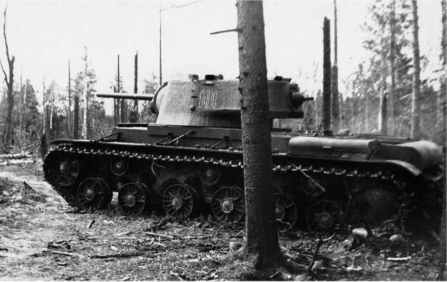 Иллюстрация к книге — Советский тяжелый танк КВ-1. Первые танки Победы [i_139.jpg]