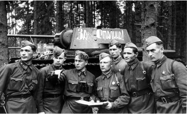 Иллюстрация к книге — Советский тяжелый танк КВ-1. Первые танки Победы [i_143.jpg]