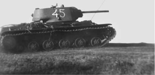 Иллюстрация к книге — Советский тяжелый танк КВ-1. Первые танки Победы [i_147.jpg]