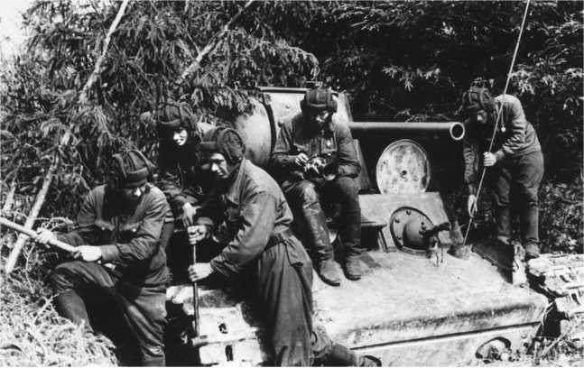 Иллюстрация к книге — Советский тяжелый танк КВ-1. Первые танки Победы [i_150.jpg]