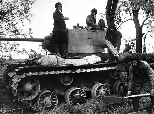 Иллюстрация к книге — Советский тяжелый танк КВ-1. Первые танки Победы [i_151.jpg]