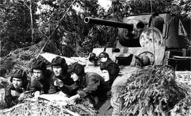 Иллюстрация к книге — Советский тяжелый танк КВ-1. Первые танки Победы [i_152.jpg]