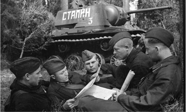 Иллюстрация к книге — Советский тяжелый танк КВ-1. Первые танки Победы [i_159.jpg]