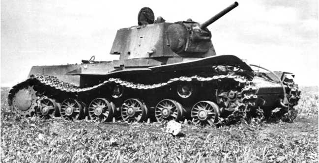 Иллюстрация к книге — Советский тяжелый танк КВ-1. Первые танки Победы [i_162.jpg]
