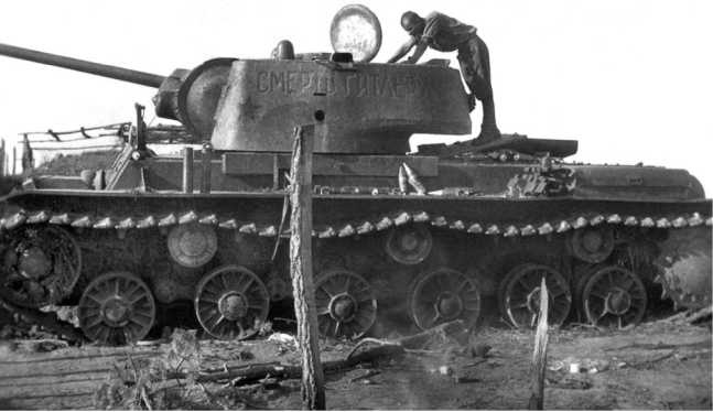 Иллюстрация к книге — Советский тяжелый танк КВ-1. Первые танки Победы [i_164.jpg]
