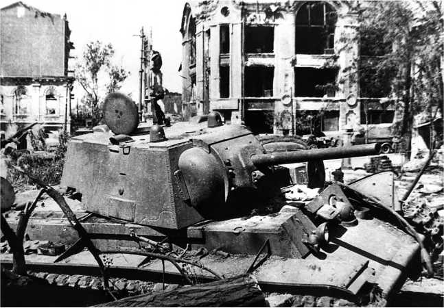 Иллюстрация к книге — Советский тяжелый танк КВ-1. Первые танки Победы [i_168.jpg]