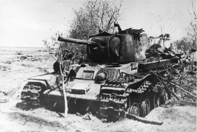 Иллюстрация к книге — Советский тяжелый танк КВ-1. Первые танки Победы [i_171.jpg]