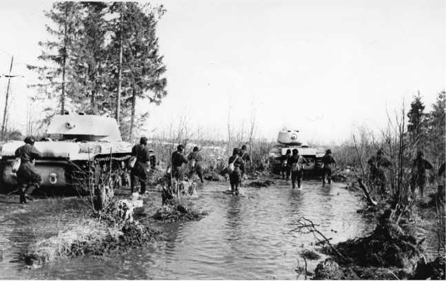 Иллюстрация к книге — Советский тяжелый танк КВ-1. Первые танки Победы [i_180.jpg]