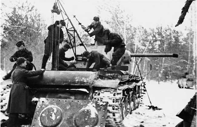Иллюстрация к книге — Советский тяжелый танк КВ-1. Первые танки Победы [i_181.jpg]