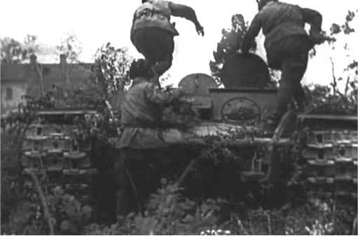 Иллюстрация к книге — Советский тяжелый танк КВ-1. Первые танки Победы [i_188.jpg]