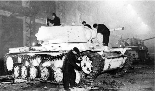Иллюстрация к книге — Советский тяжелый танк КВ-1. Первые танки Победы [i_191.jpg]