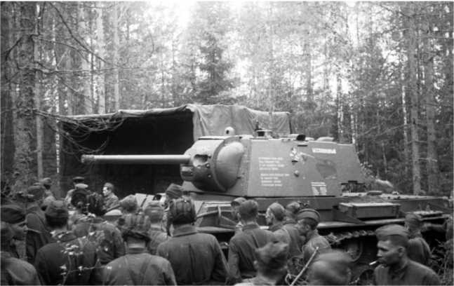 Иллюстрация к книге — Советский тяжелый танк КВ-1. Первые танки Победы [i_198.jpg]