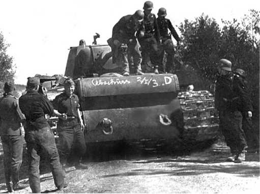 Иллюстрация к книге — Советский тяжелый танк КВ-1. Первые танки Победы [i_207.jpg]