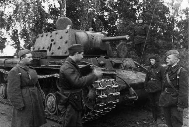 Иллюстрация к книге — Советский тяжелый танк КВ-1. Первые танки Победы [i_213.jpg]