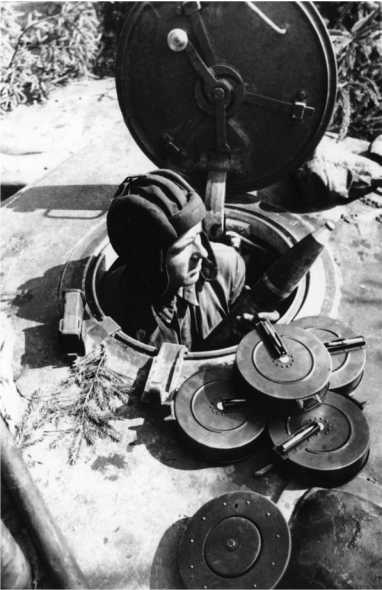 Иллюстрация к книге — Советский тяжелый танк КВ-1. Первые танки Победы [i_214.jpg]