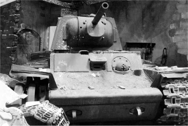 Иллюстрация к книге — Советский тяжелый танк КВ-1. Первые танки Победы [i_221.jpg]