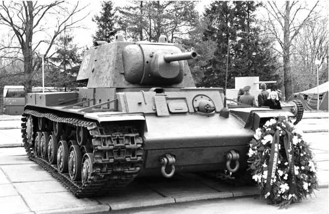 Иллюстрация к книге — Советский тяжелый танк КВ-1. Первые танки Победы [i_224.jpg]
