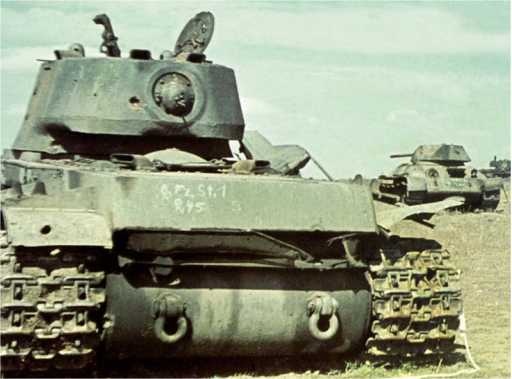 Иллюстрация к книге — Советский тяжелый танк КВ-1. Первые танки Победы [i_232.jpg]