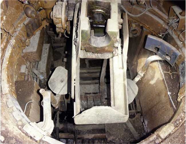 Иллюстрация к книге — Советский тяжелый танк КВ-1. Первые танки Победы [i_236.jpg]