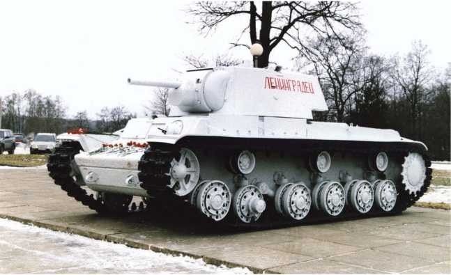 Иллюстрация к книге — Советский тяжелый танк КВ-1. Первые танки Победы [i_243.jpg]