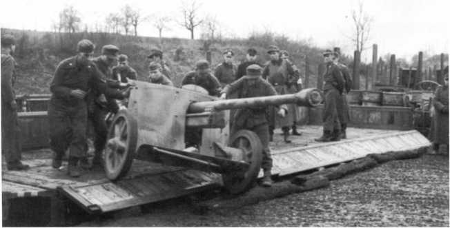 Иллюстрация к книге — Противотанковая артиллерия Вермахта во Второй Мировой войне. От "дверных колотушек" до "убийц танков" [i_025.jpg]