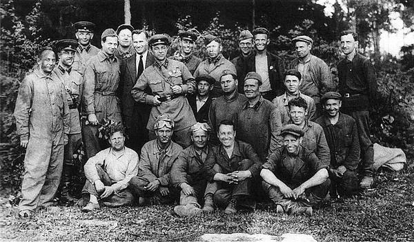 Иллюстрация к книге — Танк прорыва КВ. "Клим Ворошилов" [i_033.jpg]