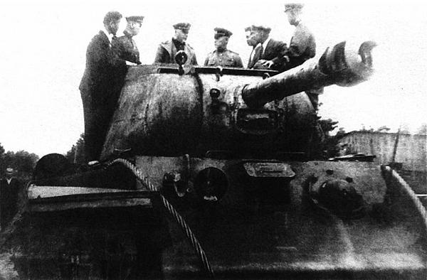 Иллюстрация к книге — Танк прорыва КВ. "Клим Ворошилов" [i_173.jpg]