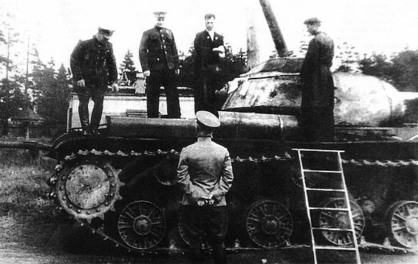 Иллюстрация к книге — Танк прорыва КВ. "Клим Ворошилов" [i_174.jpg]