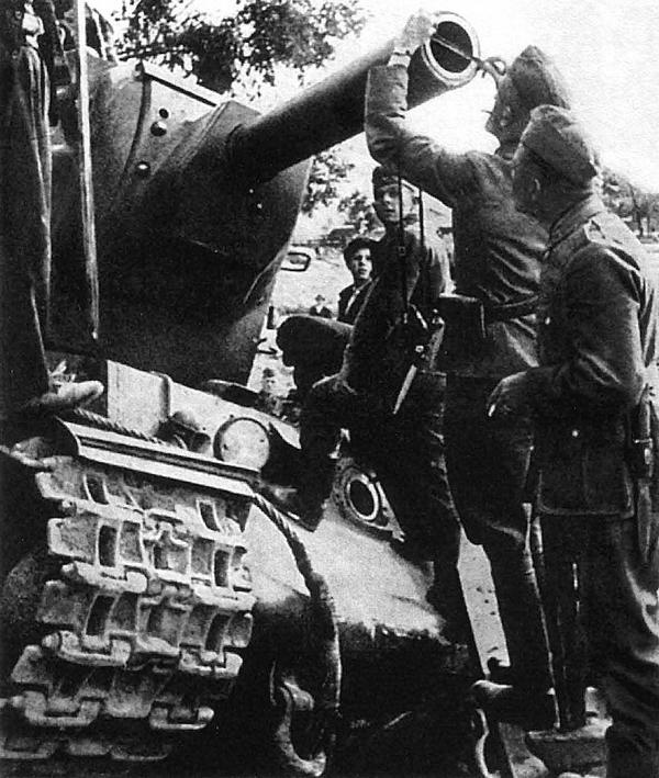 Иллюстрация к книге — Танк прорыва КВ. "Клим Ворошилов" [i_204.jpg]