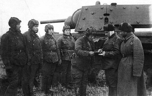 Иллюстрация к книге — Танк прорыва КВ. "Клим Ворошилов" [i_211.jpg]