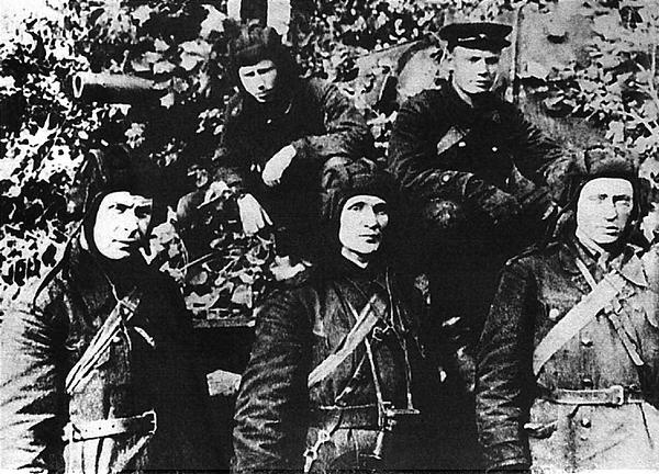 Иллюстрация к книге — Танк прорыва КВ. "Клим Ворошилов" [i_212.jpg]